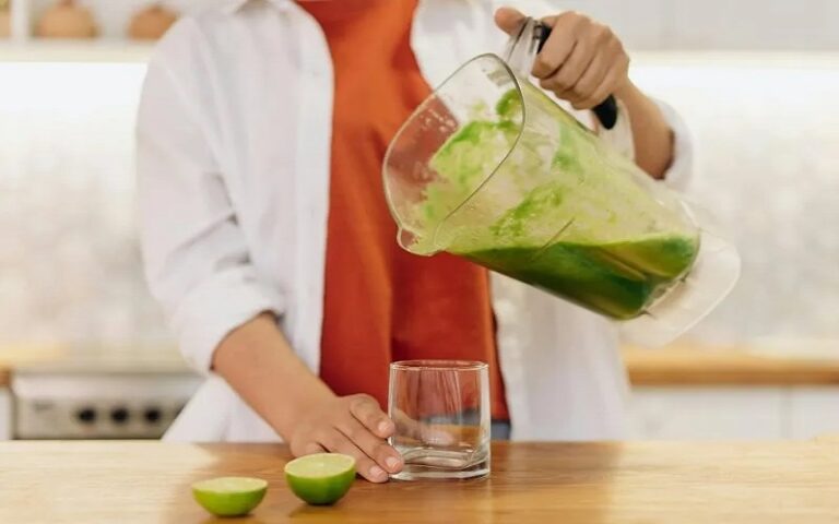 Leia mais sobre o artigo Suco Detox de Ora-Pro-Nóbis e Limão: Benefícios e Como Fazer