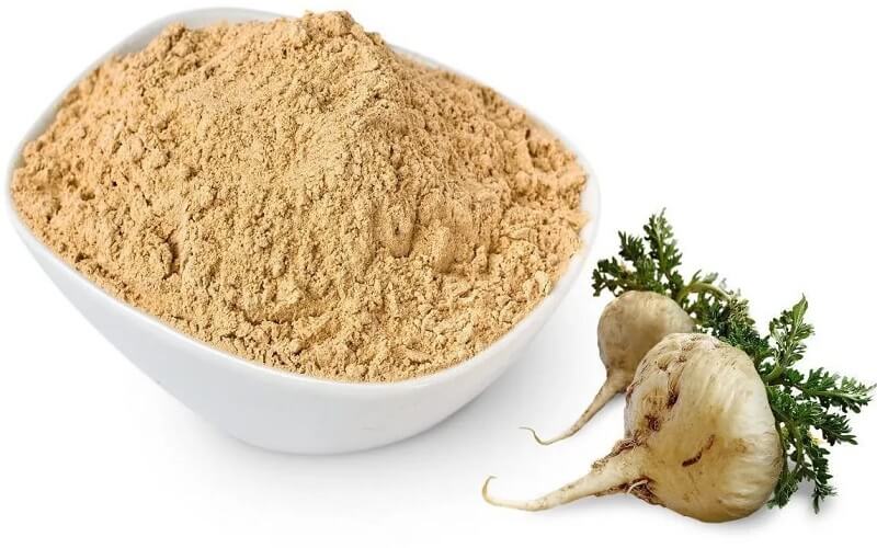 Raiz de maca peruana em pó e cápsulas, um superalimento rico em nutrientes para aumentar energia e vitalidade."