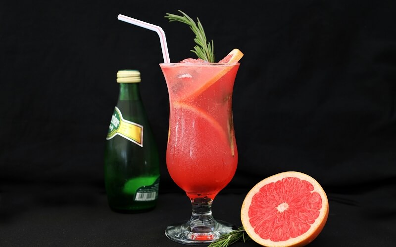 "Copo de suco de toranja fresco, rico em vitamina C para fortalecer o sistema imunológico."