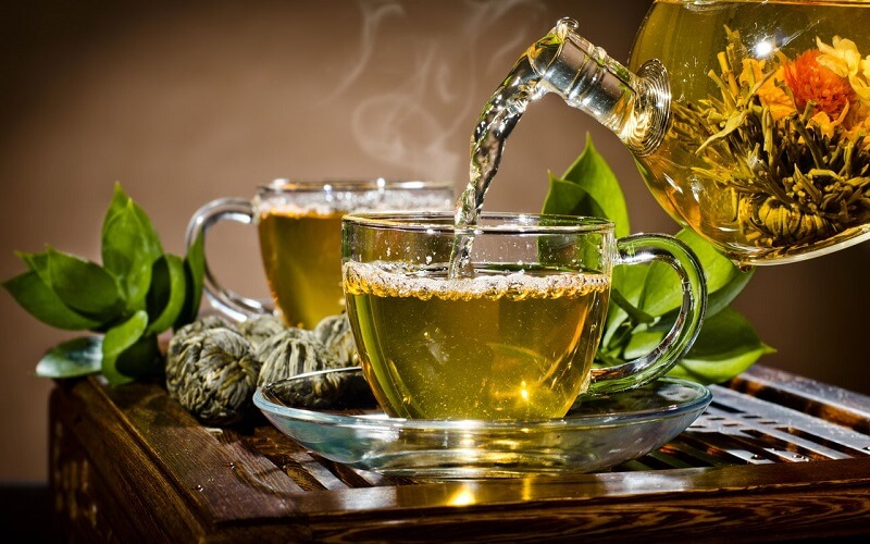Xícara de chá de camomila quente sobre a mesa, ideal para relaxar e melhorar o sono naturalmente.