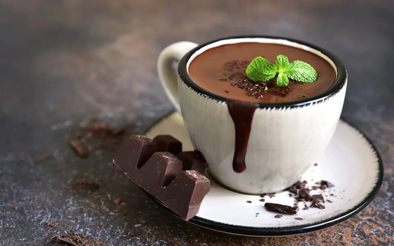 "Chocolate meio amargo com folhas de hortelã, uma opção saborosa para aliviar a irritação na garganta."